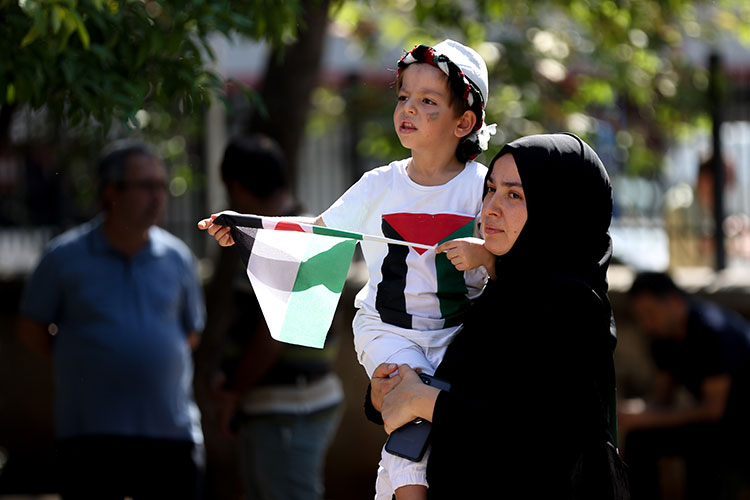 Filistin'de hayatını kaybedenler için gıyabi cenaze namazı kılındı